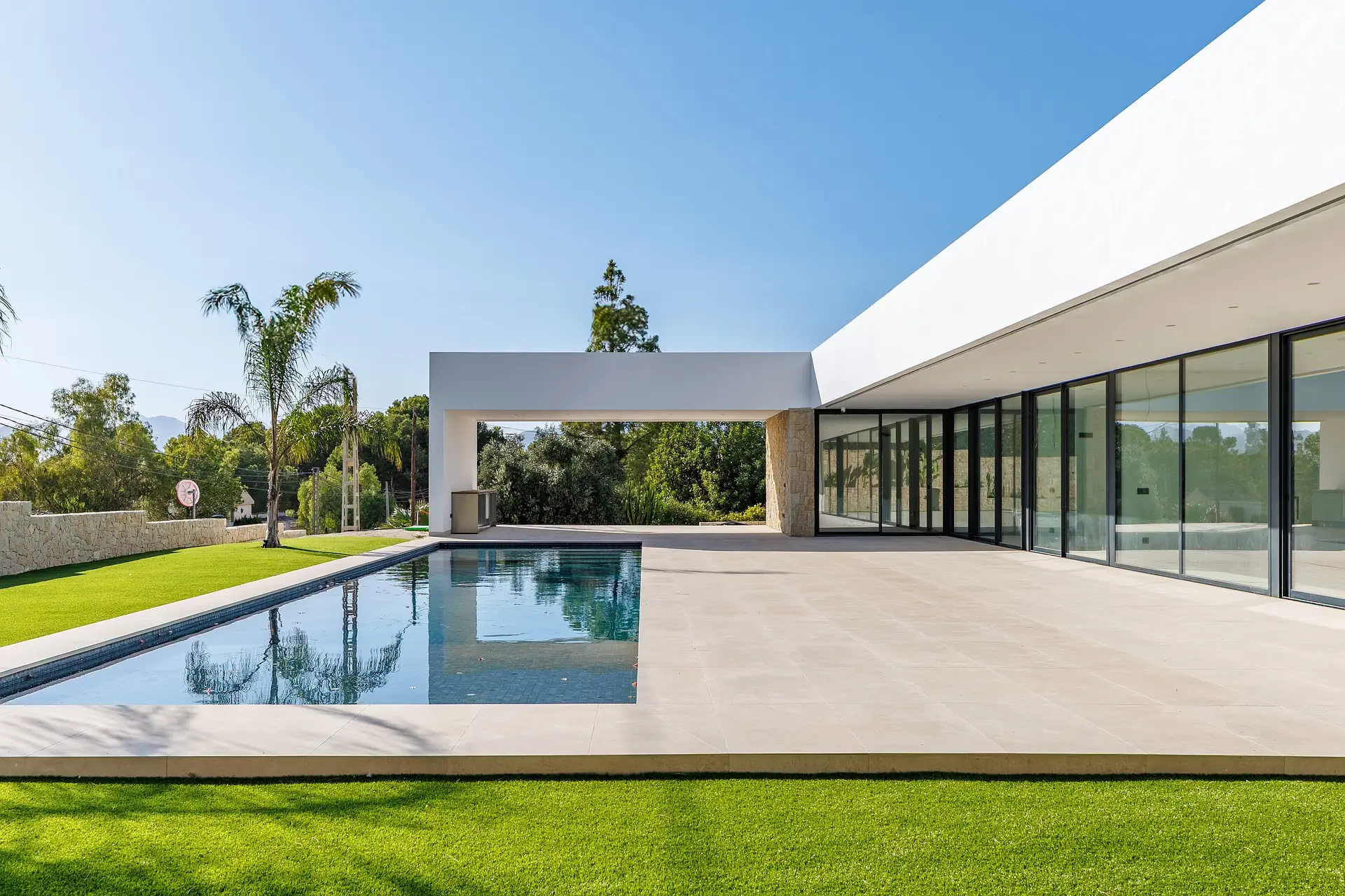 Dubai has long been synonymous with opulence and grandeur, attracting wealthy individuals and families from around the globe. Luxury apartments for sale in Dubai